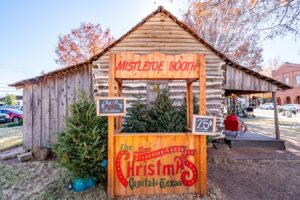 kissing booth in downtown grapevine at christmas, one of the best ft worth day trips